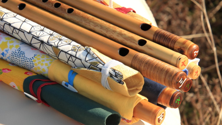 Let’s compare the Japanese transverse flute “shinobue” and the Western transverse flute “concert flute”!