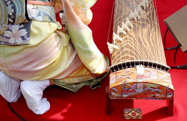 The harp, a Western instrument, and the koto, a Japanese instrument, go hand in hand!