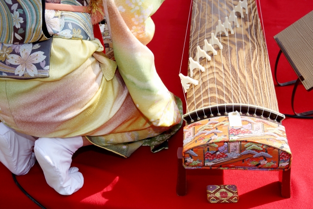 The harp, a Western instrument, and the koto, a Japanese instrument, go hand in hand!